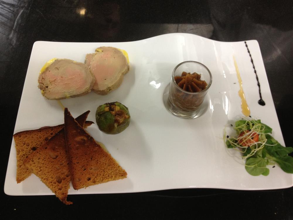 Foie gras de canard maison à la vanille, figue rôtie et pain d’épice grillé