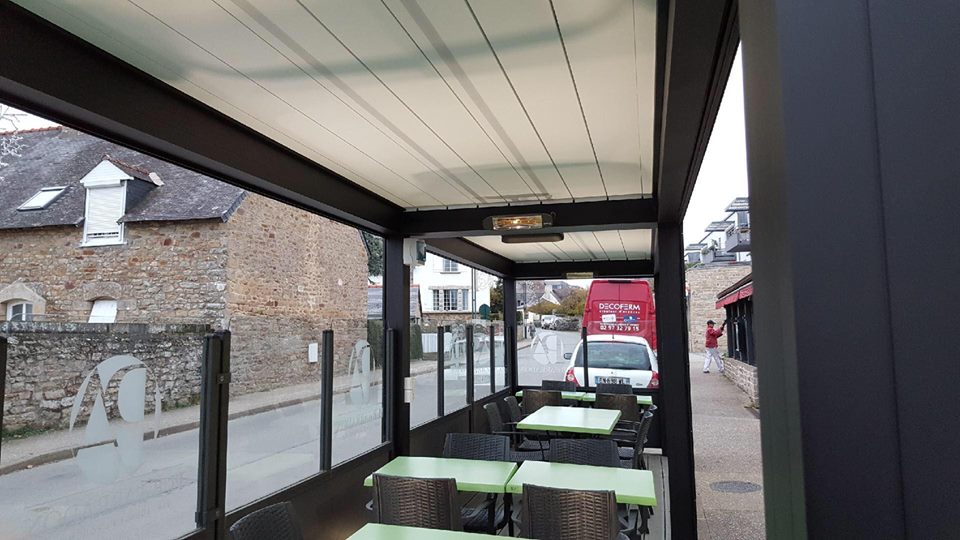la terrasse du Pub couverte avec deux pergolas bioclimatiques à lames orientables RENSON réalisé par Décoferm