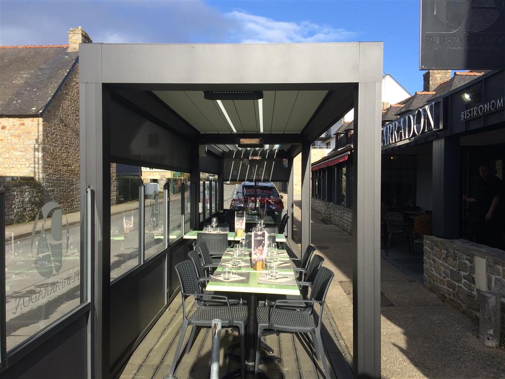 la terrasse du Pub couverte avec deux pergolas bioclimatiques à lames orientables RENSON réalisé par Décoferm